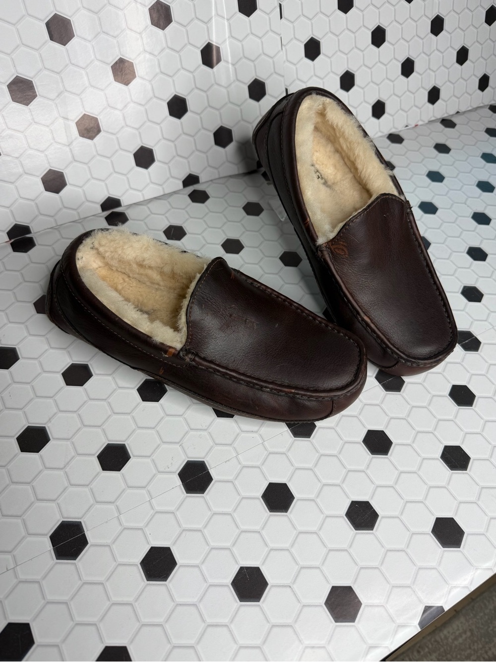 UGG Brown Leather Sheepskin‎ Lined Moccasin Slippers Men’s Size 9